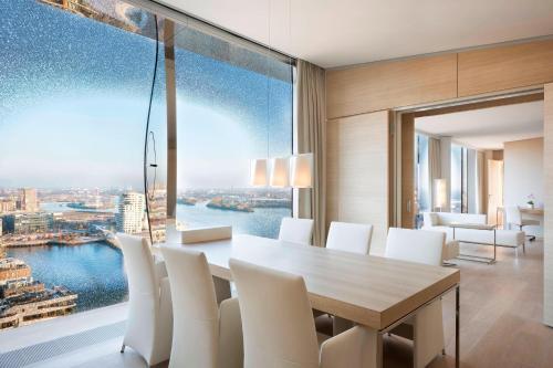 Suite Presidencial Owner con vistas a la ciudad / río Elba - Cama extragrande del hotel The Westin Hamburg. Foto 3