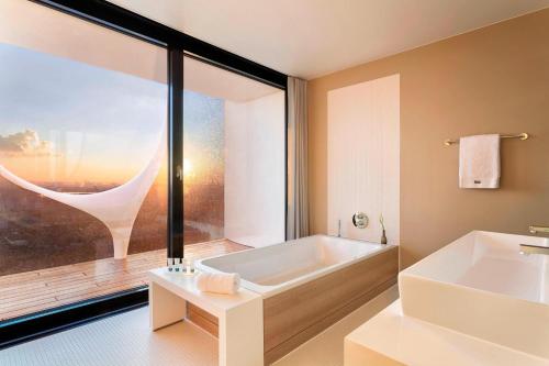 Suite Presidencial Owner con vistas a la ciudad / río Elba - Cama extragrande del hotel The Westin Hamburg. Foto 5