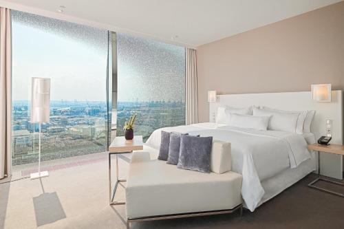 Suite Horizon con vistas a la ciudad / río Elba y al perfil urbano - Cama extragrande del hotel The Westin Hamburg