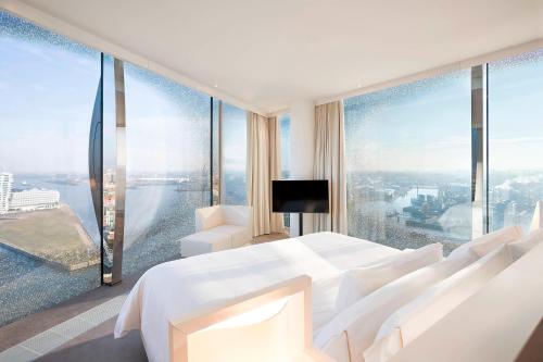 Suite Horizon con vistas a la ciudad / río Elba y al perfil urbano - Cama extragrande del hotel The Westin Hamburg. Foto 1