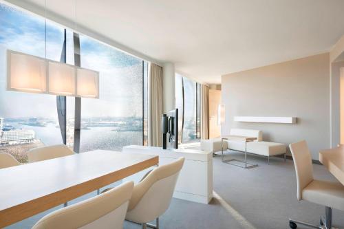 Suite Horizon con vistas a la ciudad / río Elba y al perfil urbano - Cama extragrande del hotel The Westin Hamburg. Foto 2