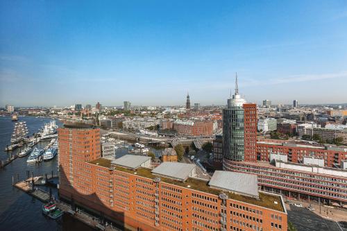 Suite Horizon con vistas a la ciudad / río Elba y al perfil urbano - Cama extragrande del hotel The Westin Hamburg. Foto 5