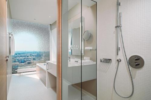 Suite Junior Horizon con vistas a la ciudad - 1 cama extragrande del hotel The Westin Hamburg. Foto 2