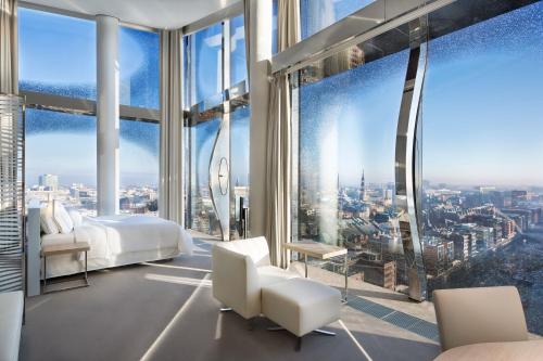 Suite Panorama con vistas a la ciudad y al agua del hotel The Westin Hamburg