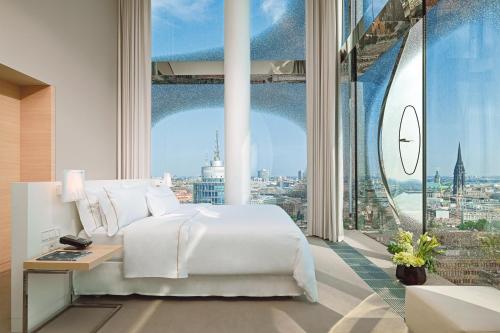 Suite Panorama con vistas a la ciudad y al agua del hotel The Westin Hamburg. Foto 1