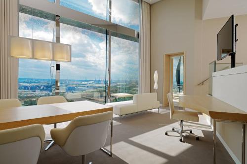 Suite Panorama con vistas a la ciudad y al agua del hotel The Westin Hamburg. Foto 3