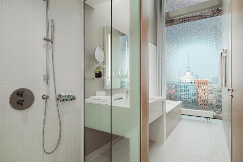 Suite Panorama con vistas a la ciudad y al agua del hotel The Westin Hamburg. Foto 8