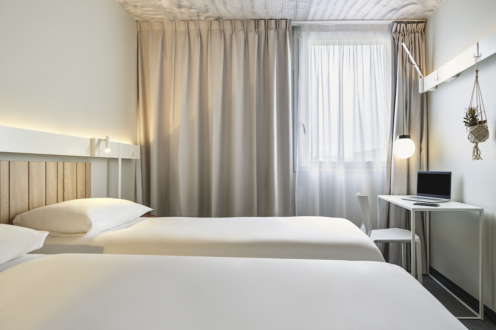 Habitación estándar, 2 camas individuales del hotel Ibis Paris Nation Davout. Foto 1