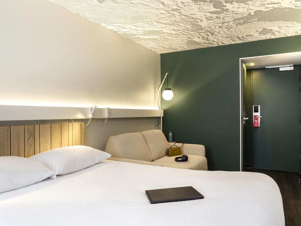 Habitación estándar, 2 camas dobles del hotel Ibis Paris Nation Davout. Foto 1