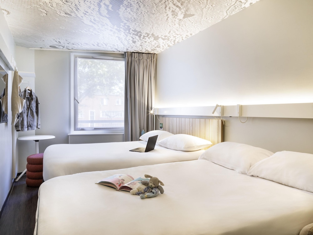 Habitación estándar, 2 camas dobles del hotel Ibis Paris Nation Davout. Foto 3