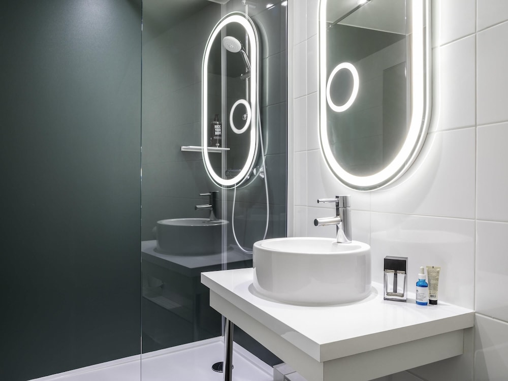 Habitación estándar, 2 camas dobles del hotel Ibis Paris Nation Davout. Foto 6