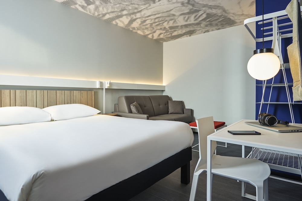 Habitación estándar, varias camas del hotel Ibis Paris Nation Davout. Foto 1