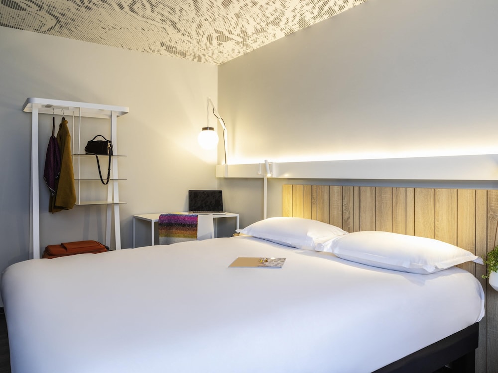 Habitación estándar, varias camas del hotel Ibis Paris Nation Davout. Foto 4