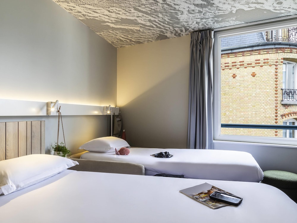 Habitación estándar, varias camas del hotel Ibis Paris Nation Davout. Foto 5