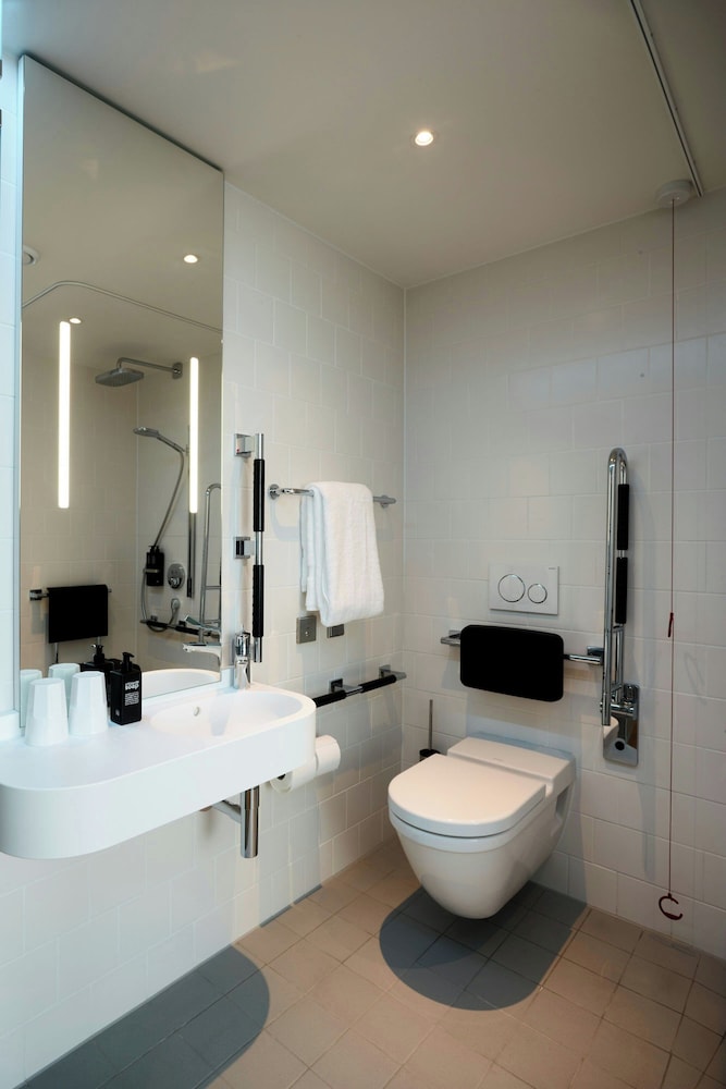 Habitación, 1 cama de matrimonio grande (Mobility Accessible, Roll - In Shower) del hotel Citizenm Tower Of London. Foto 4