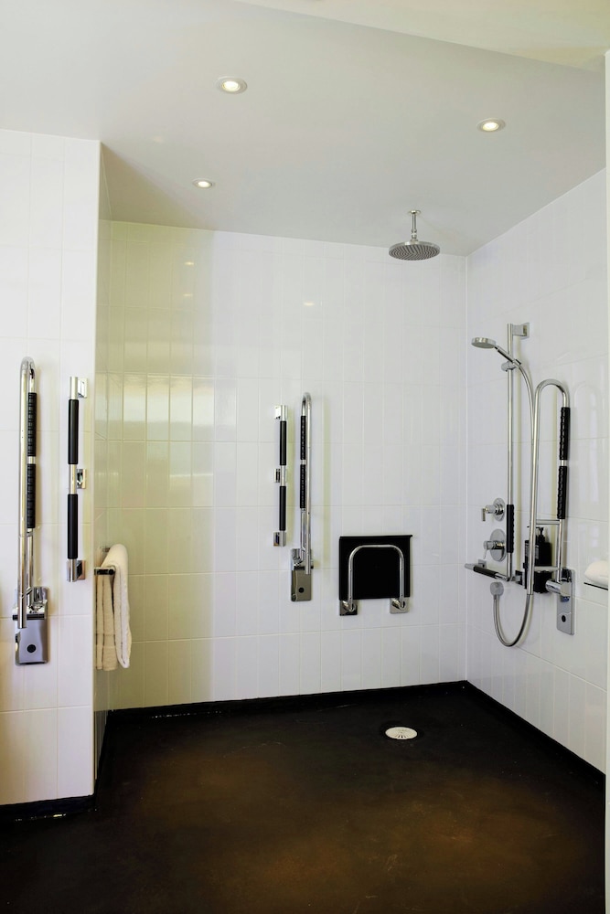Habitación, 1 cama de matrimonio grande (Mobility Accessible, Roll - In Shower) del hotel Citizenm Tower Of London. Foto 5