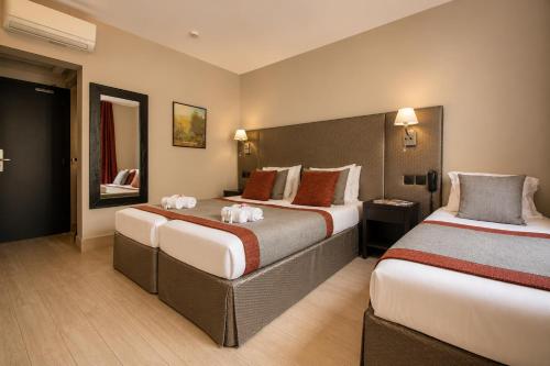 Habitación Triple del hotel Migny Opera Montmartre. Foto 17