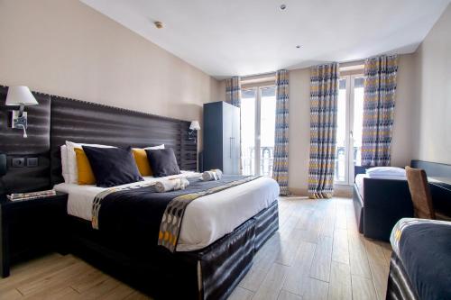 Habitación Cuádruple del hotel Migny Opera Montmartre. Foto 8