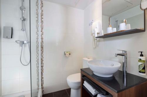 Habitación Superior con cama extragrande del hotel Montparnasse Alesia. Foto 4