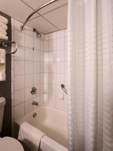 Habitación con cama extragrande - Adaptada para personas de movilidad reducida del hotel Radisson Hauppauge-long Island. Foto 4