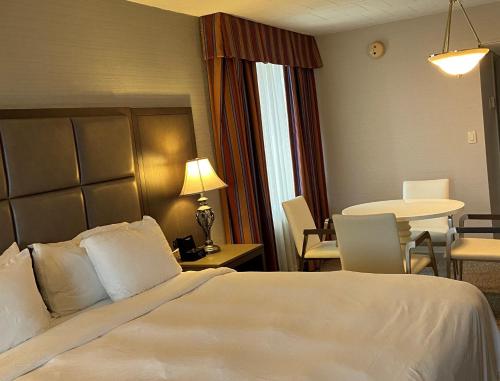 King Suite/ Sitting Area - Non Smoking del hotel Radisson Hauppauge-long Island