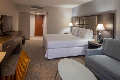 Habitación con cama extragrande y ducha a ras de suelo - Adaptada para personas con movilidad reducida del hotel Radisson Hauppauge-long Island. Foto 3
