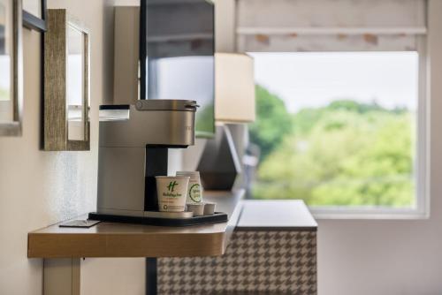 Habitación Doble con ducha a ras de suelo - Adaptada para personas con movilidad reducida del hotel Holiday Inn Auburn-finger Lakes Region, An Ihg