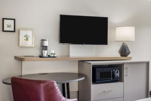 Habitación adaptada para personas con movilidad reducida - Cama grande del hotel Holiday Inn Auburn-finger Lakes Region, An Ihg. Foto 1