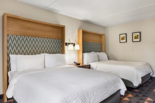 Habitación Doble Estándar con 2 camas grandes del hotel Holiday Inn Auburn-finger Lakes Region, An Ihg. Foto 3