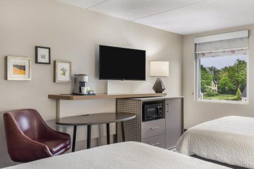 Habitación Doble Estándar con 2 camas grandes del hotel Holiday Inn Auburn-finger Lakes Region, An Ihg. Foto 5