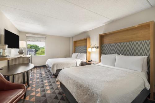 Habitación Doble Estándar con 2 camas grandes del hotel Holiday Inn Auburn-finger Lakes Region, An Ihg. Foto 6