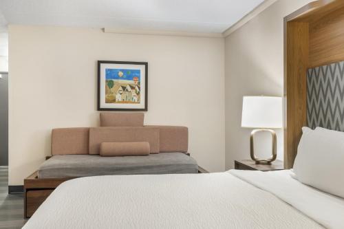 Habitación Premium con cama extragrande del hotel Holiday Inn Auburn-finger Lakes Region, An Ihg. Foto 1