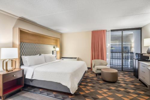 Habitación Premium con cama extragrande del hotel Holiday Inn Auburn-finger Lakes Region, An Ihg. Foto 3