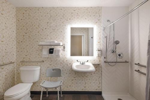 Habitación Doble con ducha a ras de suelo - Adaptada para personas con movilidad reducida del hotel Holiday Inn Auburn-finger Lakes Region, An Ihg. Foto 3