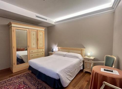 Habitación Doble Clásica con vistas al canal del hotel Cavalletto E Doge Orseolo. Foto 4