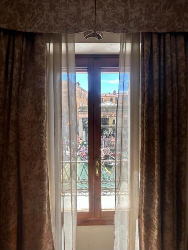 Habitación Doble Clásica con vistas al canal del hotel Cavalletto E Doge Orseolo. Foto 6