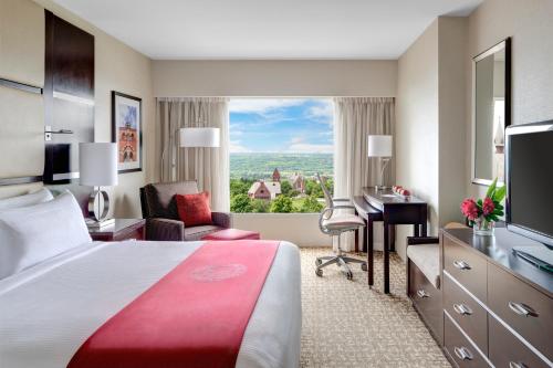 Habitación con vistas a la torre - 1 cama extragrande del hotel The Statler At Cornell University. Foto 2