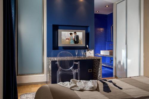 Habitación con cama grande del hotel Ariston. Foto 1