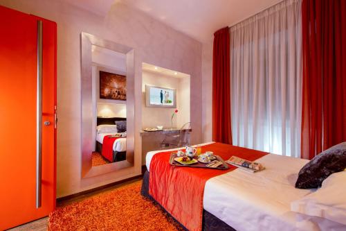 Habitación con cama grande del hotel Ariston. Foto 5