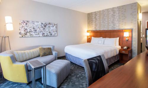 Double Room with Two Double Beds - Mobility and Hearing Accessible with Roll - In Shower del hotel Courtyard By Marriott Rochester Brighton