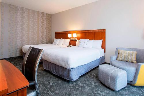 Suite de 1 dormitorio con 2 camas dobles del hotel Courtyard By Marriott Rochester Brighton. Foto 1