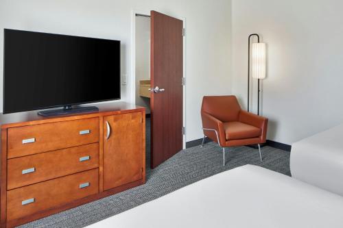 Suite de 1 dormitorio con 2 camas dobles del hotel Courtyard By Marriott Rochester Brighton. Foto 5