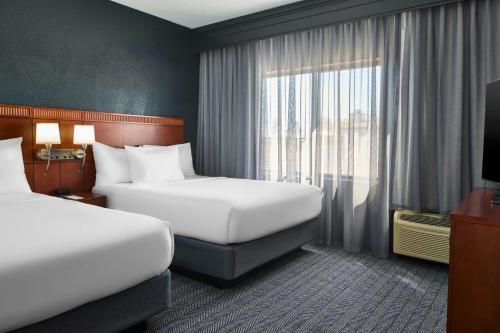 Suite de 1 dormitorio con 2 camas dobles del hotel Courtyard By Marriott Rochester Brighton. Foto 7