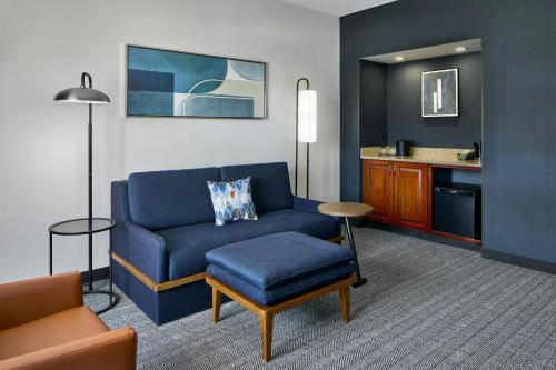 Suite de 1 dormitorio con 2 camas dobles del hotel Courtyard By Marriott Rochester Brighton. Foto 8