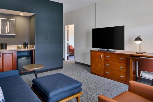 Suite de 1 dormitorio con 2 camas dobles del hotel Courtyard By Marriott Rochester Brighton. Foto 9