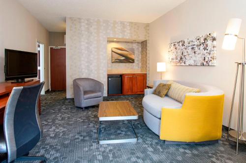 Suite de 1 dormitorio con cama extragrande del hotel Courtyard By Marriott Rochester Brighton. Foto 1