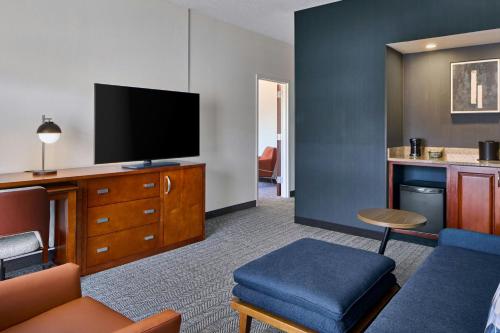 Suite de 1 dormitorio con cama extragrande del hotel Courtyard By Marriott Rochester Brighton. Foto 4