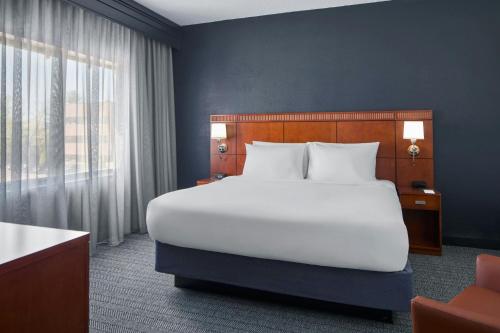 Suite de 1 dormitorio con cama extragrande del hotel Courtyard By Marriott Rochester Brighton. Foto 5