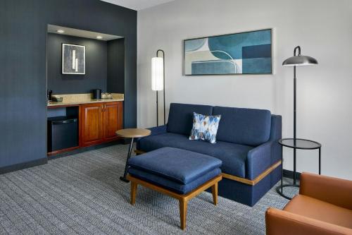 Suite de 1 dormitorio con cama extragrande del hotel Courtyard By Marriott Rochester Brighton. Foto 6