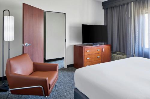 Suite de 1 dormitorio con cama extragrande del hotel Courtyard By Marriott Rochester Brighton. Foto 7
